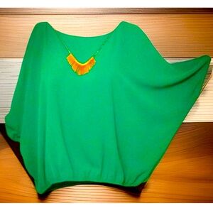 💚IZ BYER💚 COLD SHOULDER TEXTURED CREPE BATWING BRASS NECKLACE BLOUSE NWT🍀